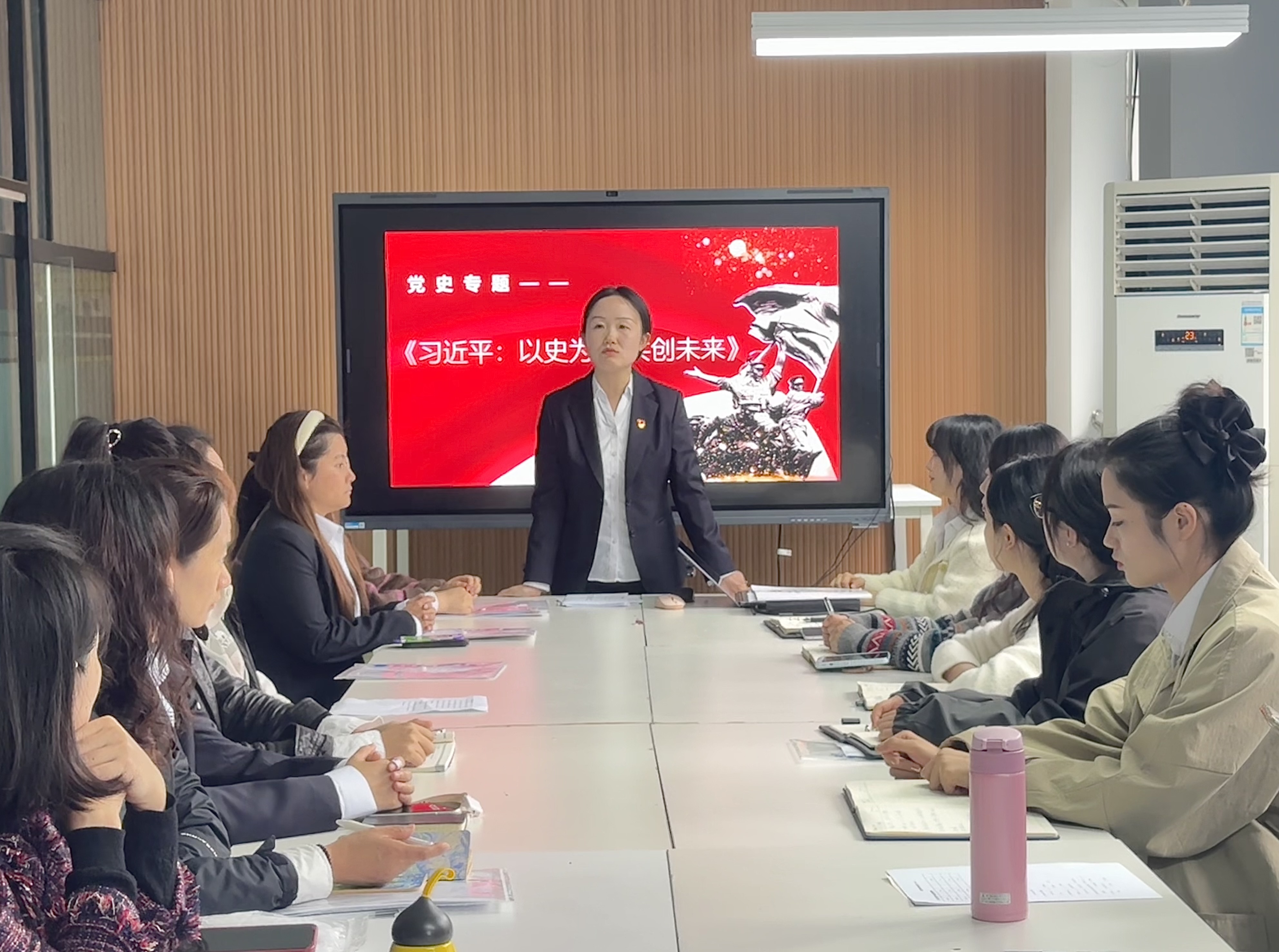 教育与设计学院“双带头人”教师党支部开展党员大会暨书记讲党课