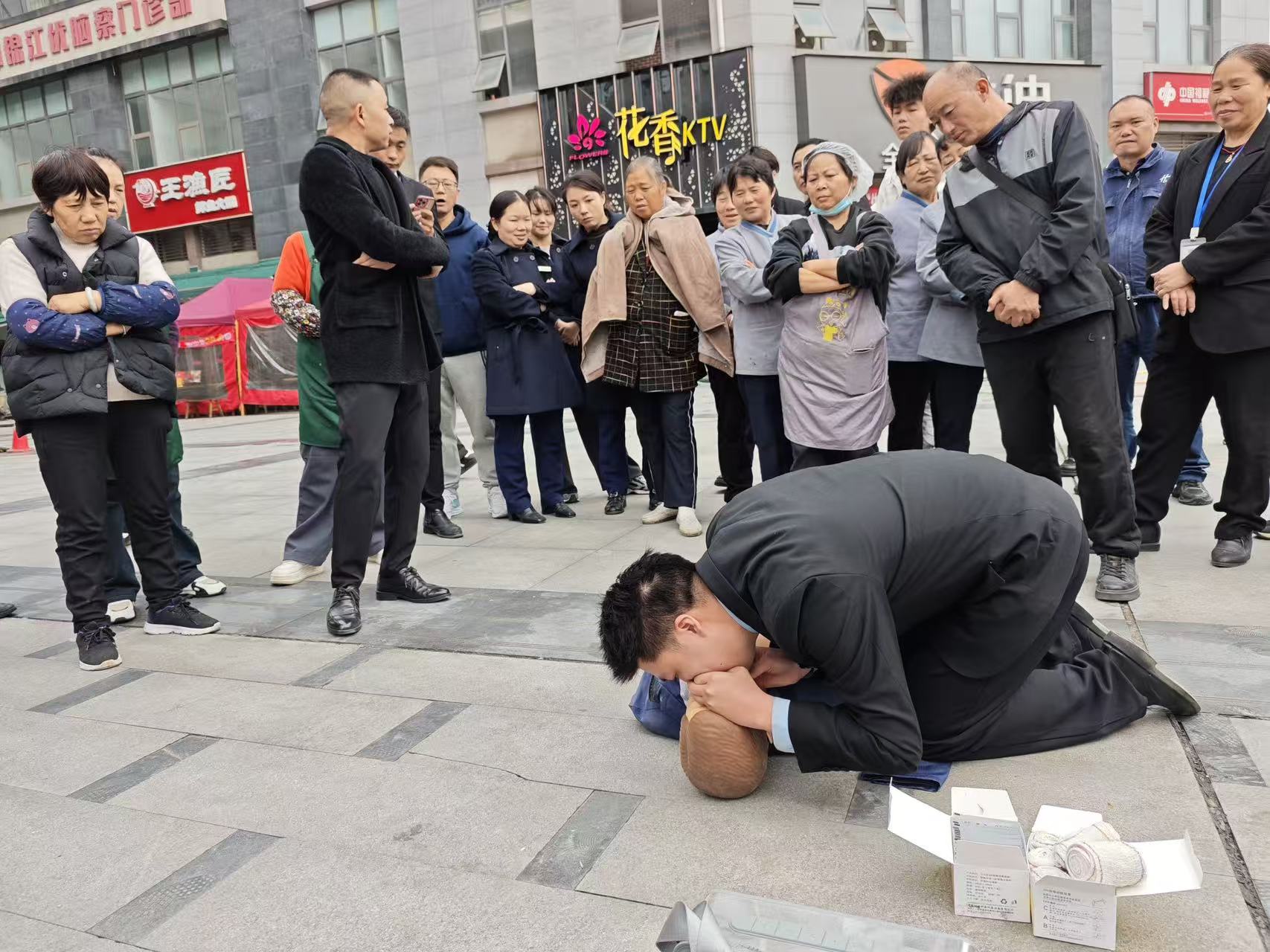 智慧医疗进社区，急救知识护平安——白桦林社区成功举办低空救援与安全急救培训