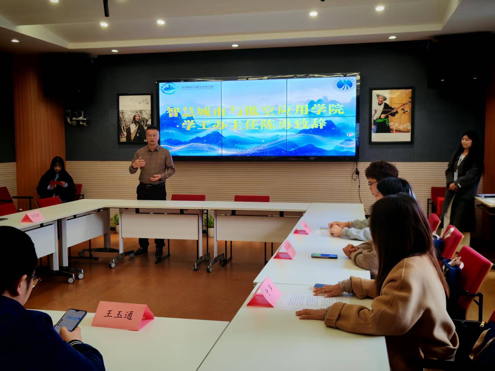 从校园到职场：跨越毕业季的迷茫，听校友说“踩坑”与“破局”